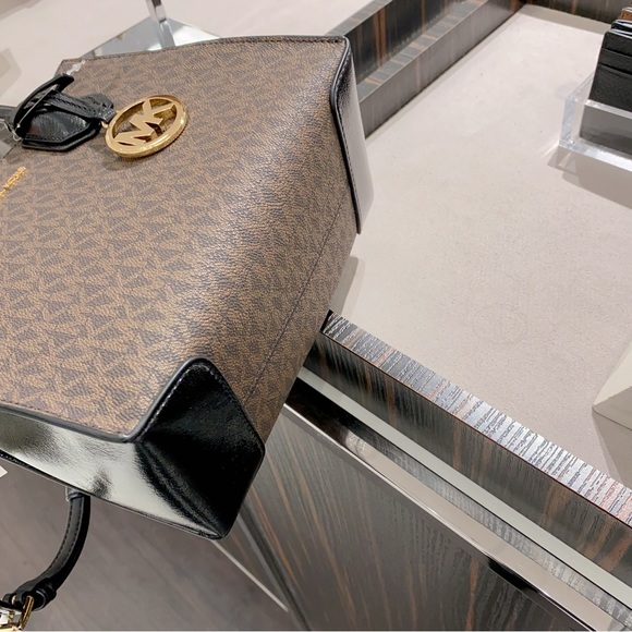 Michael Kors Mercer Medium Crossbody Bag - Picture 8 of 9